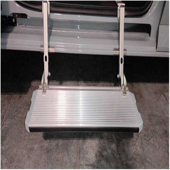Marchepied latéral repliable pour Fiat Scudo 2022+ Marchepied latéral repliable pour Fiat Scudo 2022+