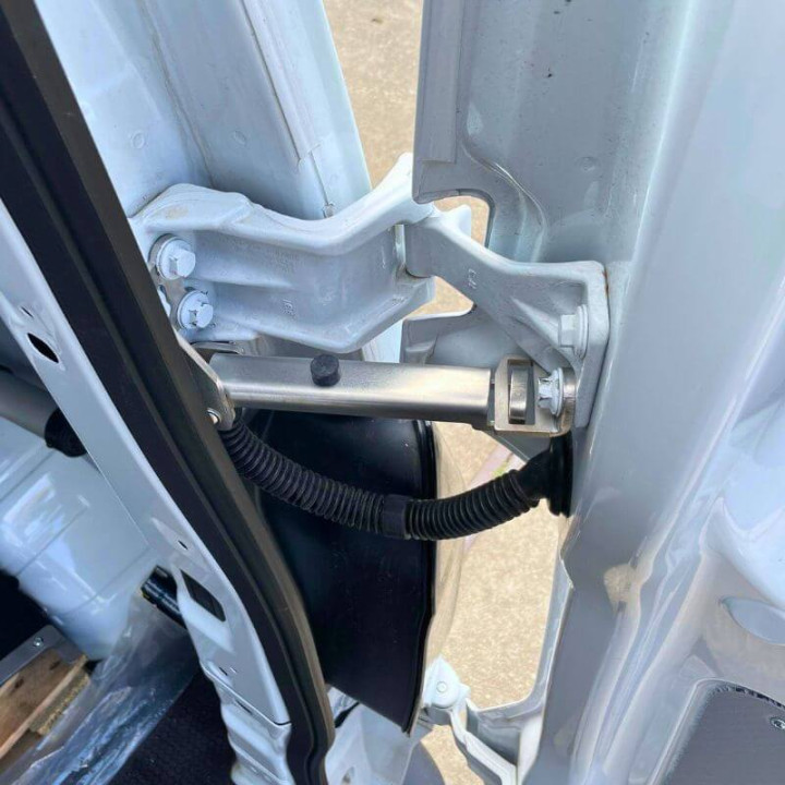 Endergebnis nach Montage des hinteren Türstoppers für Ford Custom 2023+