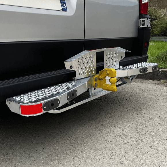 Marchepied en position relevée et verrouillée Mercedes Sprinter 2018+ Marchepied en position relevée et verrouillée Mercedes Sprinter 2018+