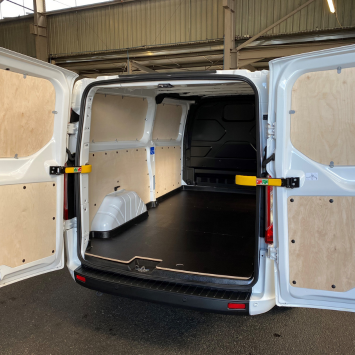 Installation der Innenverkleidung für Nutzfahrzeuge Installation der Innenverkleidung für Nutzfahrzeuge